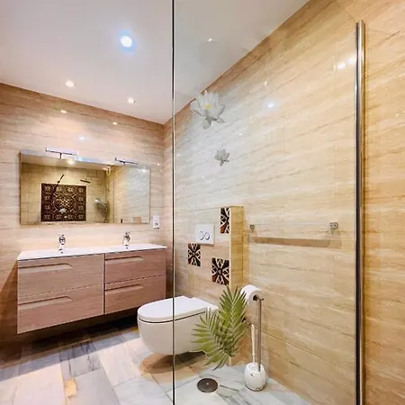 Apartment Renovated With Sea Views And Pool With Private Parking
